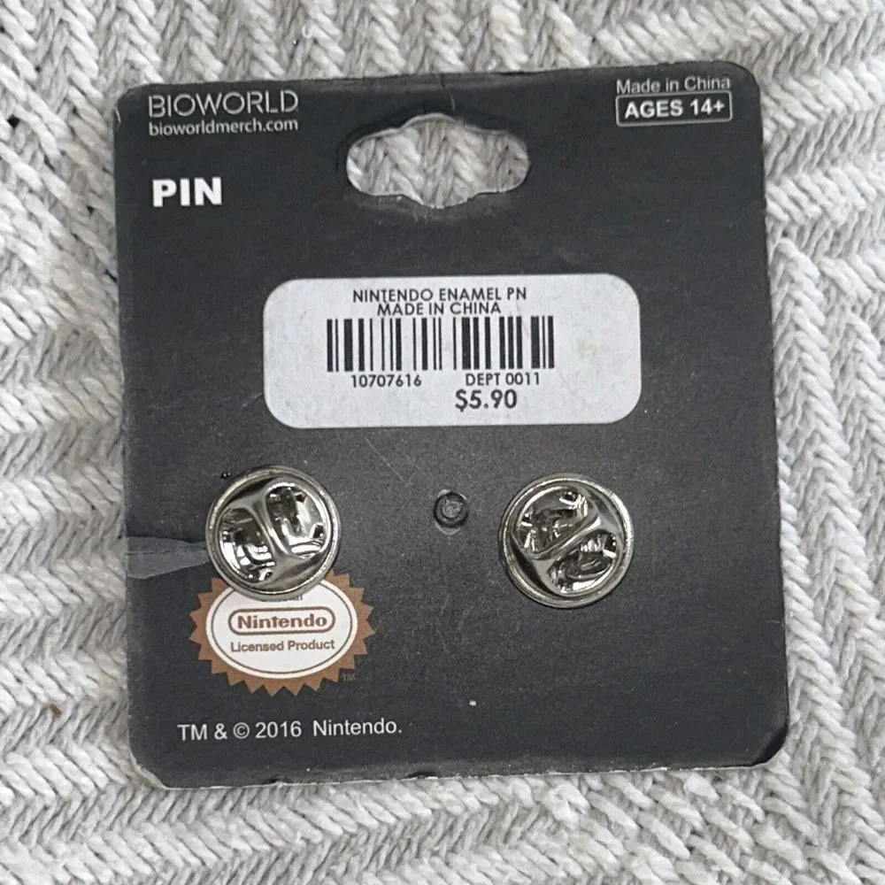 Bioworld Nintendo NES Controller Enamel Pin 2016 H4‎